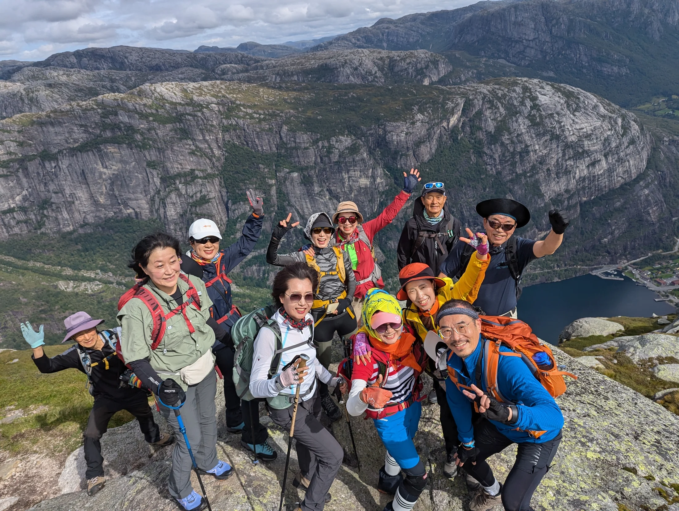 Guided hikers at Kjeragbolten