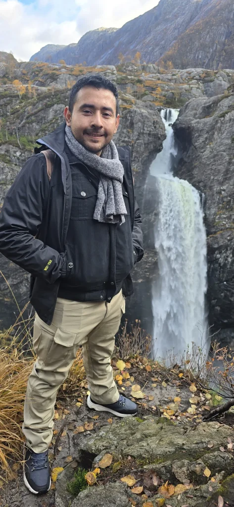 Erce, police officer from Mexico, on a guided day in Norway with NORDIQ Travel